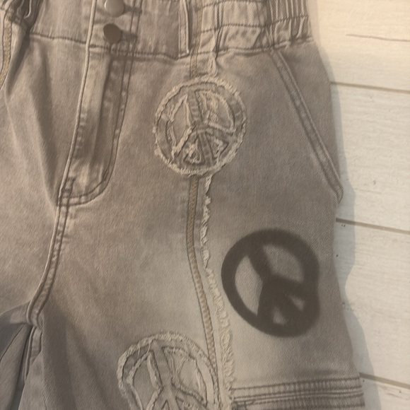 Oli & Hali Gray roomy Jeans with Distinctive Peace Designs - Picture 6 of 8